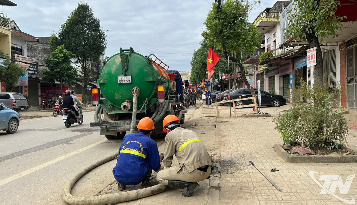 עובדים פינו ושאבו בדחיפות את מערכת הניקוז לאורך כביש לאומי 1B (קטע דרך אזור דנקו העירוני).
