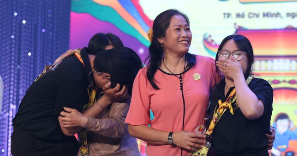 Khoảnh khắc sinh viên bật khóc tri ân cha mẹ trong đêm nhạc làm đồ án tốt nghiệp