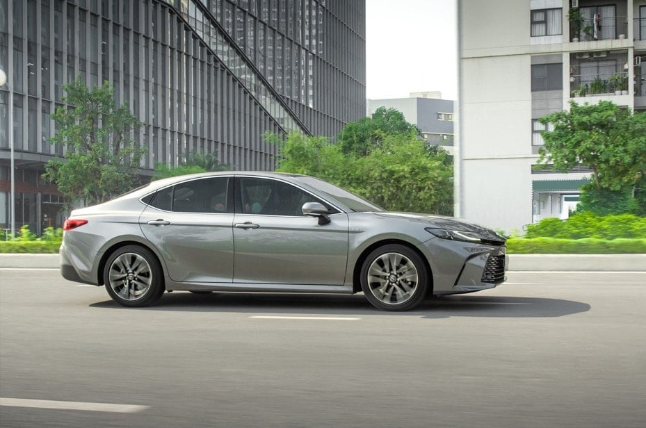 Reducere de 50% pentru clienții care cumpără un Toyota Camry în octombrie 2025, imaginea 1