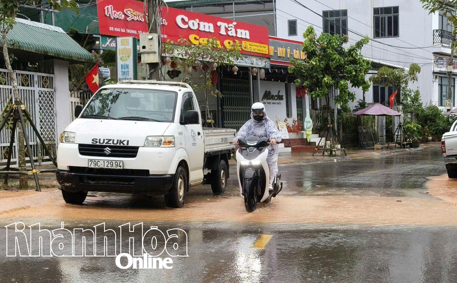.Mưa trên địa bàn xã Khánh Sơn vào sáng 25-10.