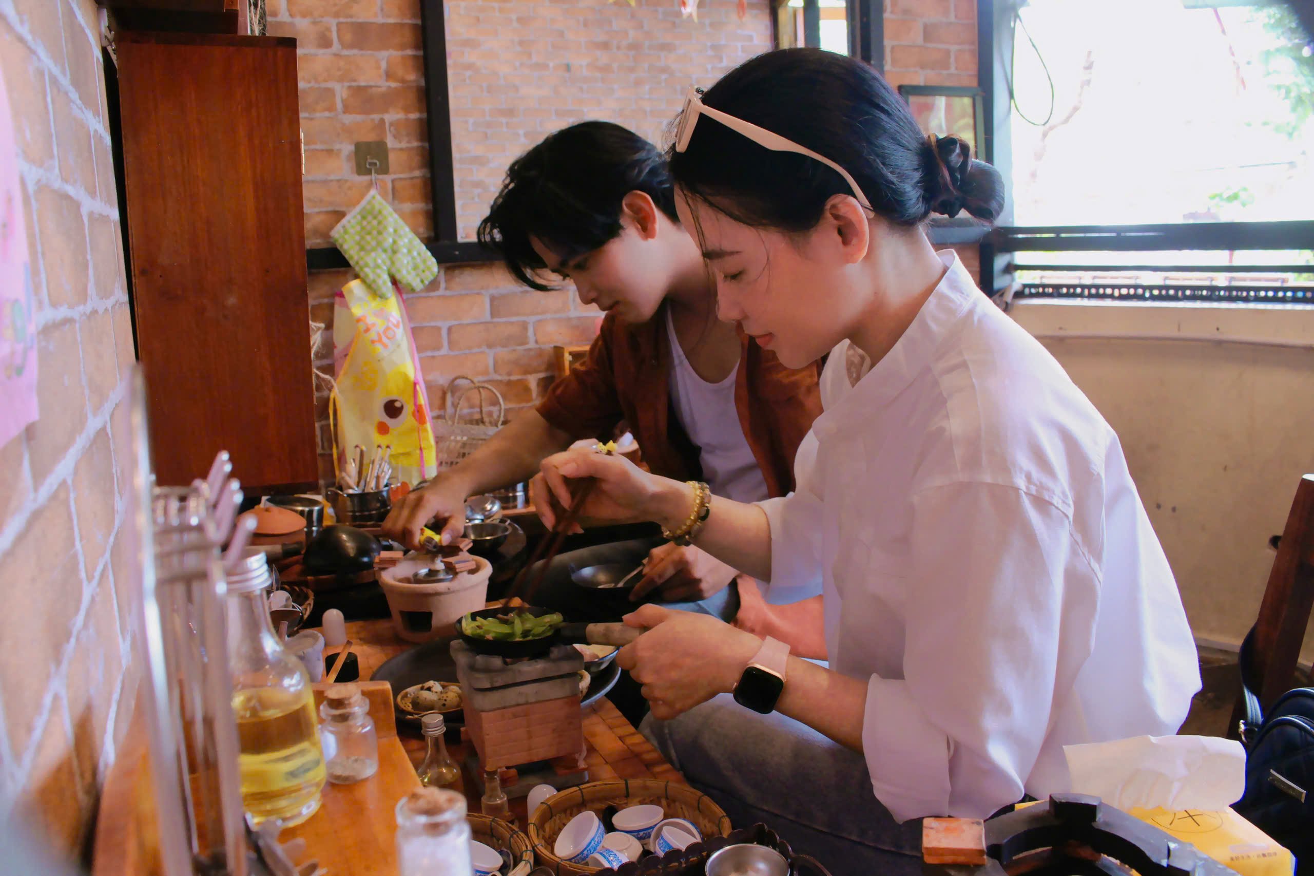 Đi cà phê, nấu bữa ăn tí hon như... chơi đồ hàng: Trải nghiệm thú vị ở TP.HCM - Ảnh 2.