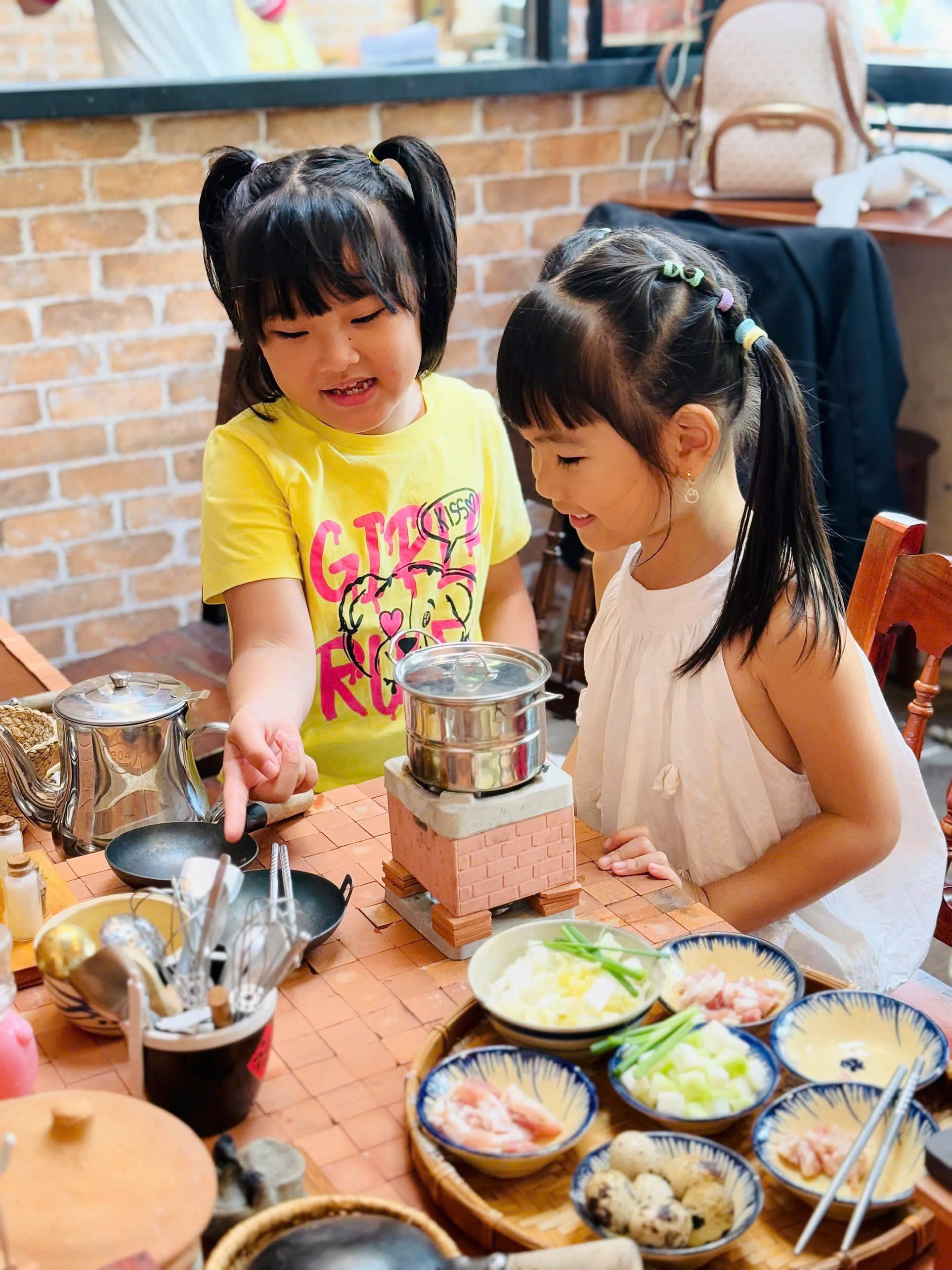 Tiệm cà phê Độc lạ kết hợp nấu đồ ăn tí hon giữa lòng TP.HCM - Ảnh 5.