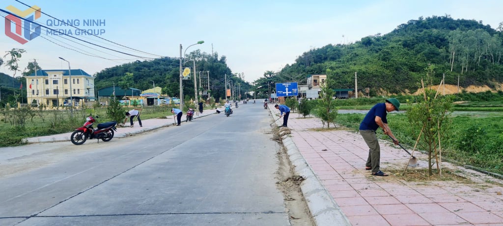 Nhân dân xã Cái Chiên dọn vệ sinh môi trường
