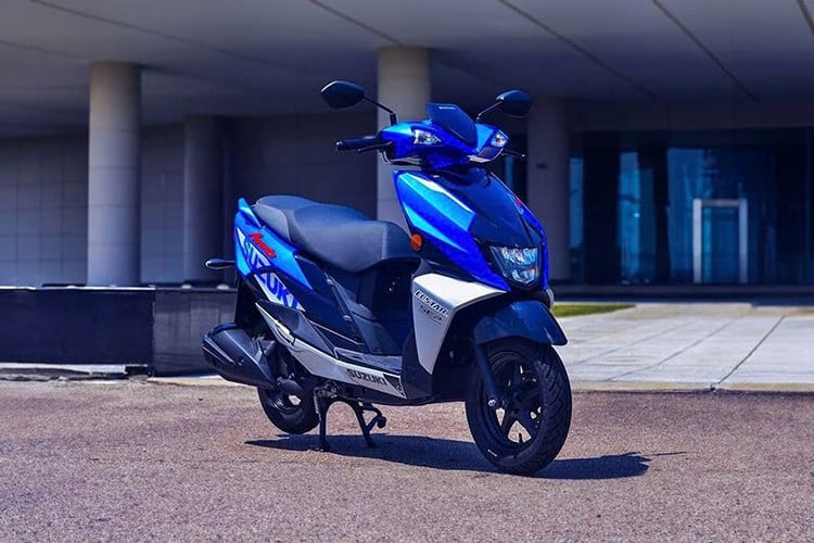 Suzuki Avenis ເປັນສະກູດເຕີຖະຫນົນທີ່ເປີດຕົວໃນປີ 2022. ແລະ Suzuki Avenis ຮຸ່ນ 2025 ທີ່ຫາກໍ່ເປີດຕົວໃນຄັ້ງນີ້, ຖືວ່າເປັນການຍົກລະດັບຕໍ່ໄປຂອງສາຍກິລາສະກູດເຕີຂະຫນາດນ້ອຍຂອງຍີ່ຫໍ້ຍີ່ປຸ່ນ. 12-4524.jpg