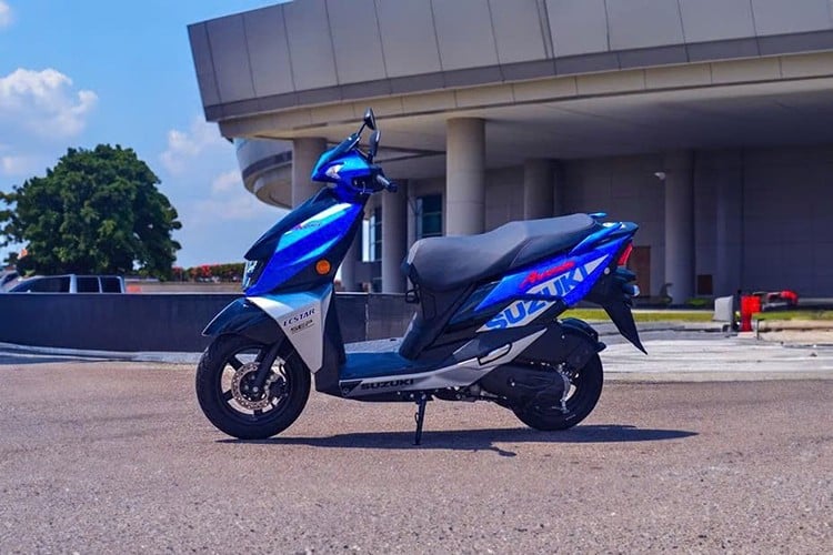 ຄັ້ງນີ້, ຮຸ່ນສະກູດເຕີ Suzuki Avenis 2025 ໄດ້ປ່ຽນສີ, ນຳເອົາຮູບຊົງໃໝ່ ແຕ່ຍັງຄົງຮັກສາລັກສະນະການອອກແບບທີ່ຄົມຊັດ ແລະ ການໃຊ້ງານທີ່ຄ່ອງຕົວ ເປັນທີ່ຮັກຂອງຜູ້ຊົມໃຊ້. 9-5796.jpg