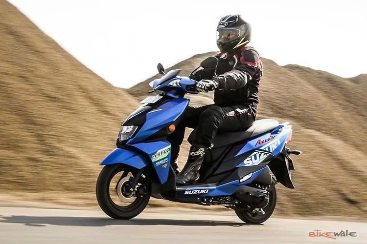 Suzuki Avenis 125 2025 ຈະວາງຂາຍຢ່າງເປັນທາງການໃນປະເທດຍີ່ປຸ່ນແຕ່ວັນທີ 28/10/2025 ດ້ວຍລາຄາ 284,900 ເຢນ (ປະມານ 49 ລ້ານດົ່ງ). ການຕັດສິນໃຈຂອງ Suzuki ທີ່ຈະຮັກສາລາຄາບໍ່ປ່ຽນແປງ, ເຖິງວ່າຈະມີການປັບປຸງສີແລະການປັບປຸງເຄື່ອງຈັກ, ຖືວ່າເປັນຈຸດເດັ່ນໃນສະພາບການທີ່ຜູ້ຜະລິດລົດອື່ນໆຈໍານວນຫຼາຍມີແນວໂນ້ມທີ່ຈະເພີ່ມລາຄາ. 3-6185.jpg