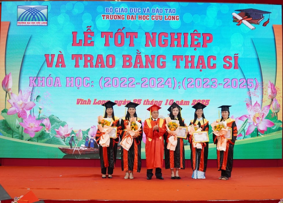 Trường ĐH Cửu Long trao bằng thạc sĩ cho 224 học viên- Ảnh 1.