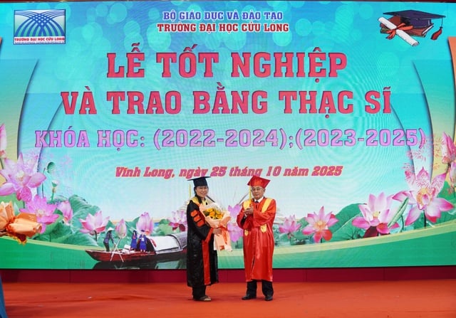 Trường ĐH Cửu Long trao bằng tốt nghiệp cho 224 tân thạc sĩ - Ảnh 3.