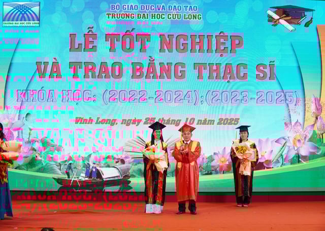 Trường ĐH Cửu Long trao bằng tốt nghiệp cho 224 tân thạc sĩ - Ảnh 4.