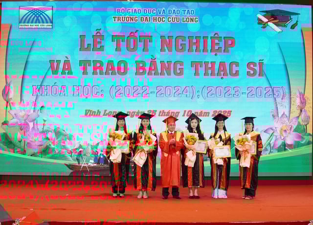 Trường ĐH Cửu Long trao bằng tốt nghiệp cho 224 tân thạc sĩ - Ảnh 5.