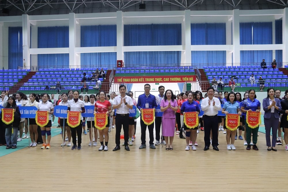 Fast 300 Athletinnen nehmen am Lai Chau Provincial Women's Sports Festival 2025 teil – Foto 1
