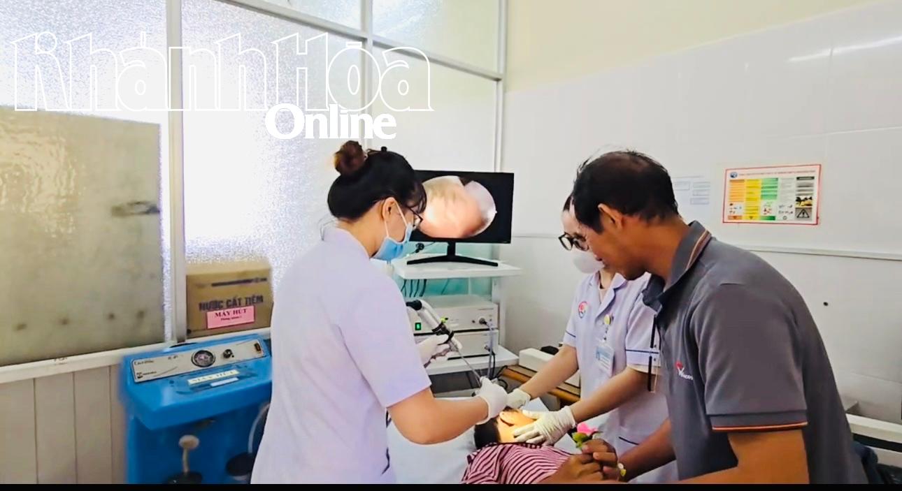 Doktorlar hastanın kulağındaki larvaları çıkarmak için endoskopi yapıyorlar.