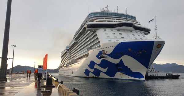 CLIP: Tàu biển quốc tế với 1.200 du khách cập cảng Cam Ranh