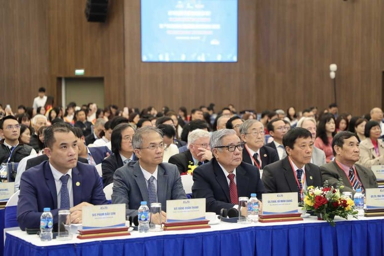 Pemerintah Vietnam berharap untuk terus menerima persahabatan, dukungan, dan kontribusi dari komunitas studi Vietnam di seluruh dunia - Foto 3. Chính phủ Việt Nam mong muốn tiếp tục nhận được sự đồng hành, ủng hộ, đóng góp của cộng đồng Việt Nam học trên toàn thế giới- Ảnh 3.