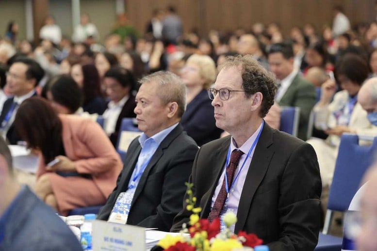 Pemerintah Vietnam berharap untuk terus menerima persahabatan, dukungan, dan kontribusi dari komunitas studi Vietnam di seluruh dunia - Foto 4. Chính phủ Việt Nam mong muốn tiếp tục nhận được sự đồng hành, ủng hộ, đóng góp của cộng đồng Việt Nam học trên toàn thế giới- Ảnh 4.
