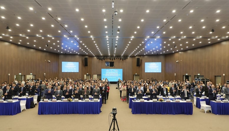 Pemerintah Vietnam berharap untuk terus menerima persahabatan, dukungan, dan kontribusi dari komunitas studi Vietnam di seluruh dunia - Foto 5. Chính phủ Việt Nam mong muốn tiếp tục nhận được sự đồng hành, ủng hộ, đóng góp của cộng đồng Việt Nam học trên toàn thế giới- Ảnh 5.