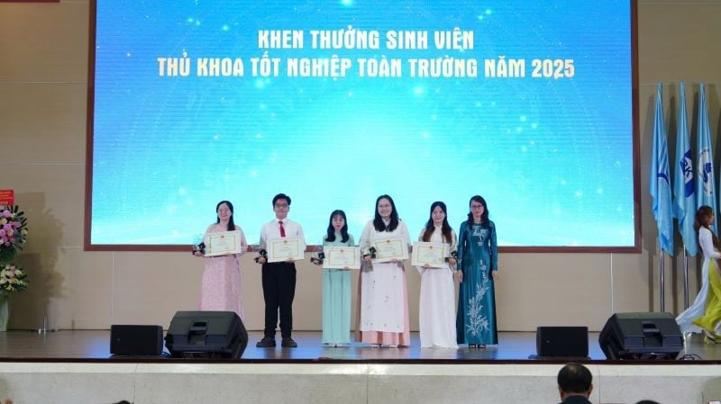 Ho Chi Minh City National University belönar avgångselever från hela skolans klass 2025.
