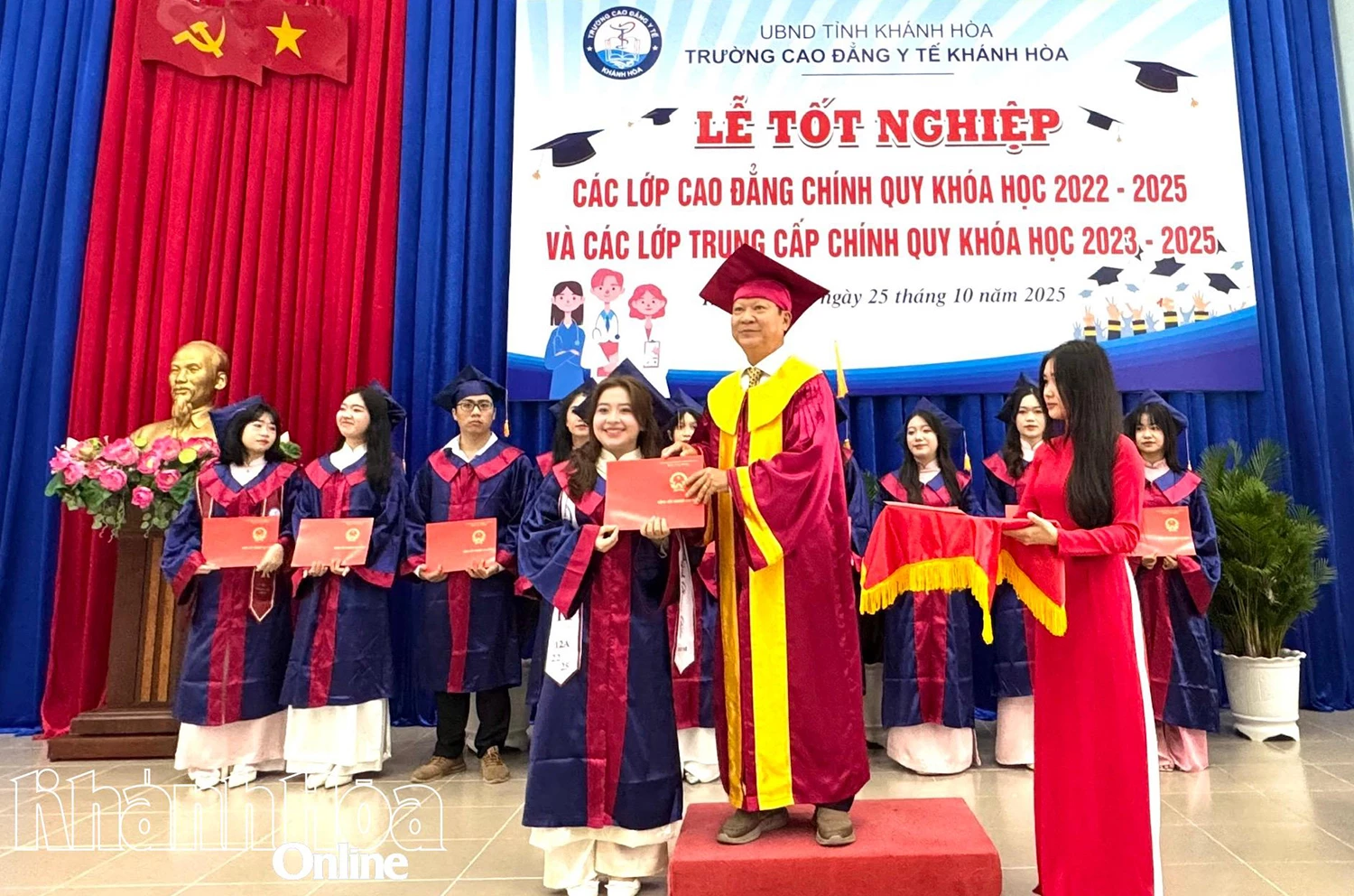 Rektor för Khanh Hoa Medical College delade ut examensbevis till studenter.