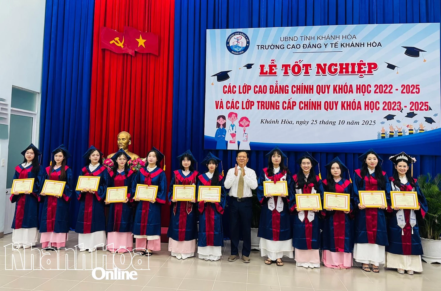Rektor för Khanh Hoa Medical College delade ut meritdiplom till utmärkta studenter,