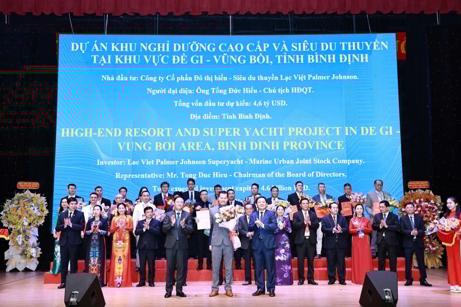 lanh-dao-tinh-trao-chu-truong-va-giay-chung-nhan-dang-ky-dau-tu-cho-dn.jpg