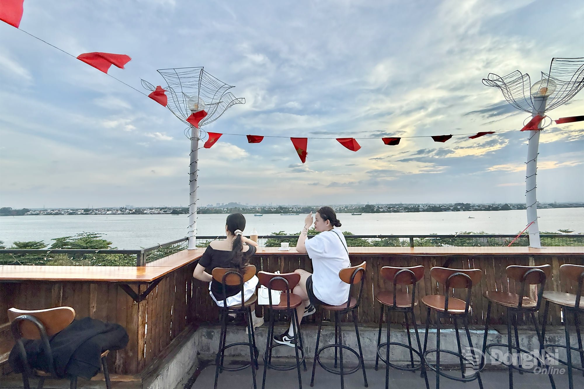 Mens jeg nippet til en slurk bitter kaffe, innså jeg plutselig at Bien Hoa-folket er åpne og sosiale, så kaffebarer er et uunnværlig sted. Kanskje har kaffe vært til stede i hjertet av byen fra fortiden til nåtiden, lenge nok til å gli inn i den kulturelle flyten på dette stedet. Illustrasjon: Minh Thanh