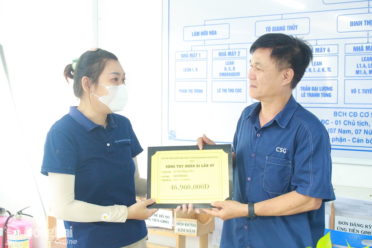 Herr Dang Tuan Tu, ordförande för fackföreningen Changshin Vietnam Co., Ltd., gav stöd till Vo Thi Ngoc Thu för att täcka sjukvårdskostnader. Foto: Nguyen Hoa