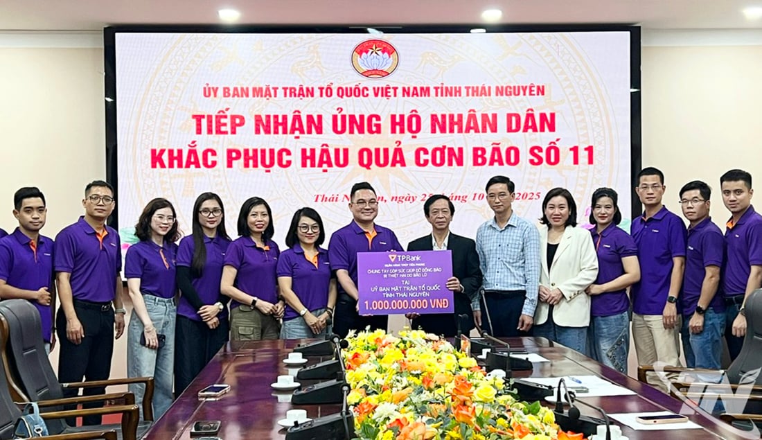 Representative of Vietnam Fatherland Front of Thai Nguyen province received the donation from Tien Phong Commercial Joint Stock Bank (TP Bank)
