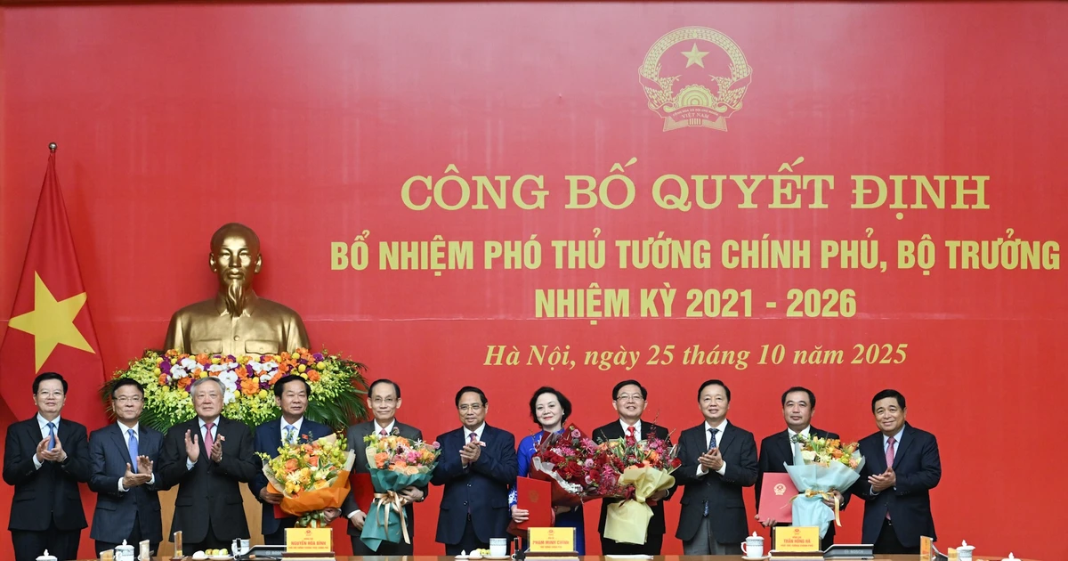 [Ảnh] Thủ tướng trao Quyết định bổ nhiệm Phó Thủ tướng Chính phủ, Bộ trưởng nhiệm kỳ 2021-2026