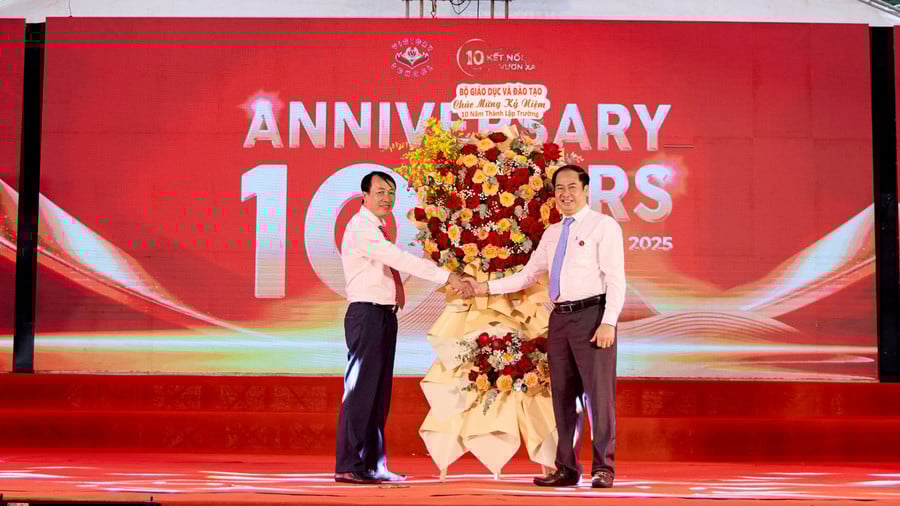 nhan-hoa-chuc-mung-tu-dai-dien-bo-giao-duc-va-dao-tao-158.jpg