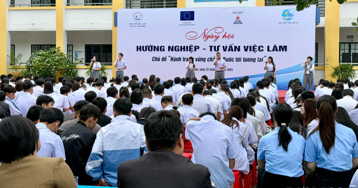 Sôi nổi Ngày hội hướng nghiệp - tư vấn việc làm