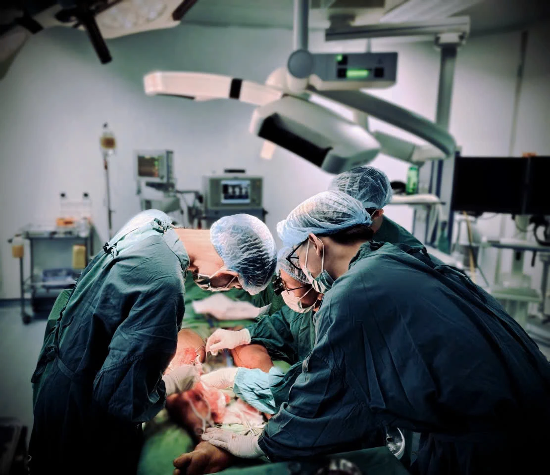 Cirurgia de revascularização da artéria poplítea salvou com sucesso a perna de um paciente de 17 anos - Foto: Hospital Geral Provincial