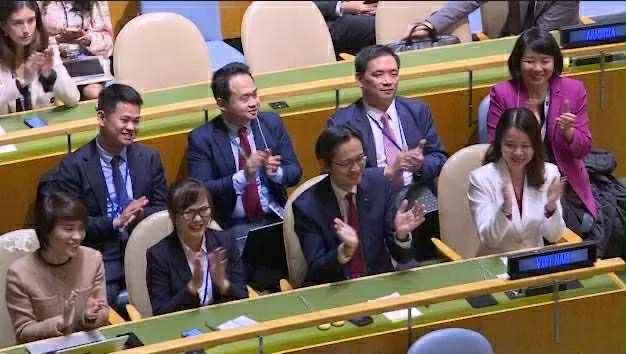 Den vietnamesiska delegationen var mycket glad när Vietnam omvaldes till FN:s råd för mänskliga rättigheter för mandatperioden 2026–2028. (Källa: Vietnams delegation till FN) Đoàn đại biểu Việt Nam vui mừng khi Việt Nam tái trúng cử HĐNQ LHQ nhiệm kỳ 2026-2028. (Nguồn: Phái đoàn Việt Nam tại LHQ)