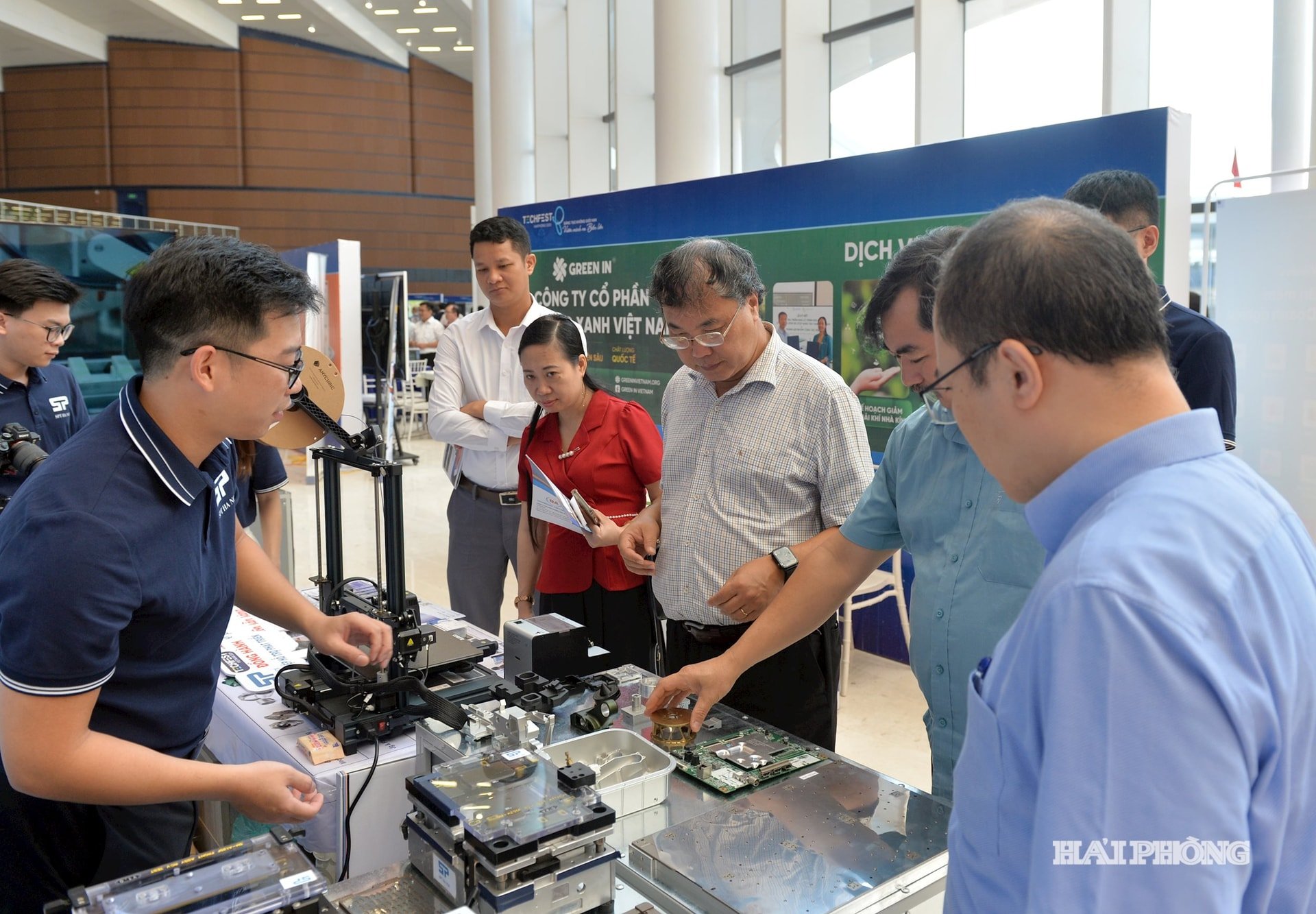 Delegații vizitează standurile de la Techfest Haiphong 2025. Fotografie: PHAN TUAN