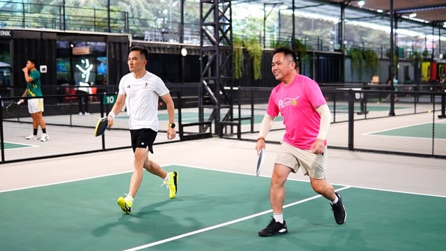 Tennisspilleren Tony Hoang og skuespilleren Chi Bao deltar i den spesielle pickleball-turneringen – bilde 1. Tay vợt Tony Hoàng, diễn viên Chi Bảo góp mặt ở giải pickleball đặc biệt- Ảnh 1.