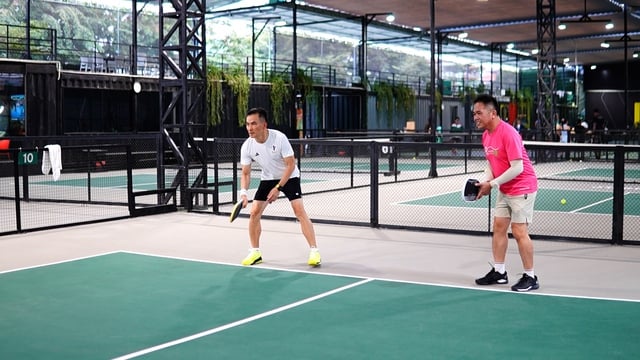 Tennisspilleren Tony Hoang og skuespilleren Chi Bao deltar i den spesielle pickleball-turneringen – bilde 3. Tay vợt Tony Hoàng, diễn viên Chi Bảo góp mặt ở giải pickleball đặc biệt- Ảnh 3.