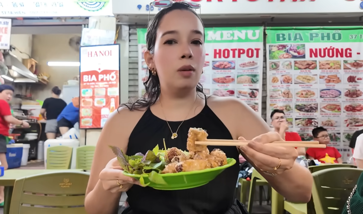 ភ្ញៀវទេសចរលោកខាងលិចរីករាយជាមួយរដូវផ្ការីកនៅទីក្រុងហាណូយ 1.png