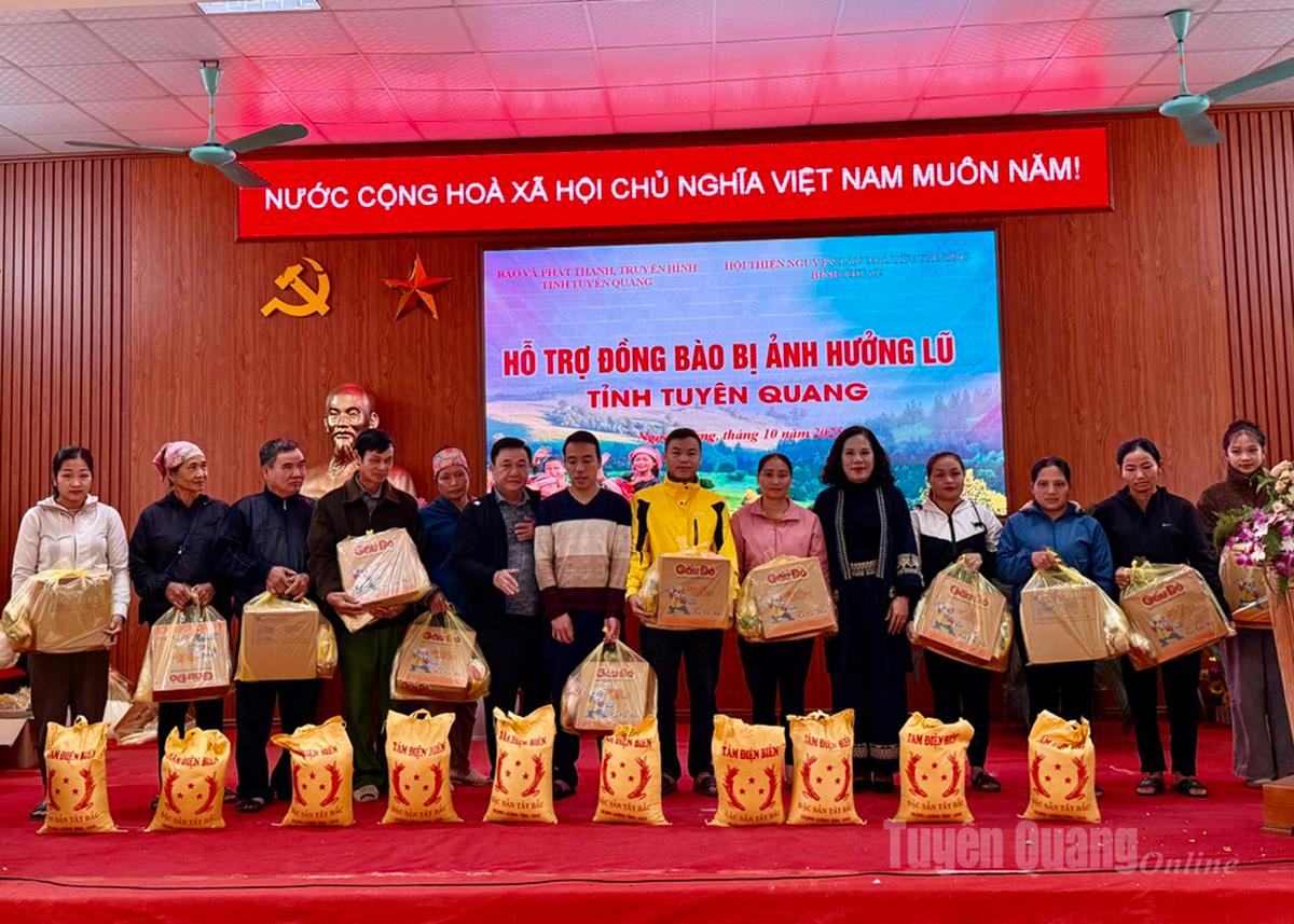 Para pemimpin Surat Kabar, Radio dan Televisi Tuyen Quang; Komite Partai, Dewan Rakyat, Komite Rakyat Komune Ngoc Duong memberikan hadiah kepada masyarakat.