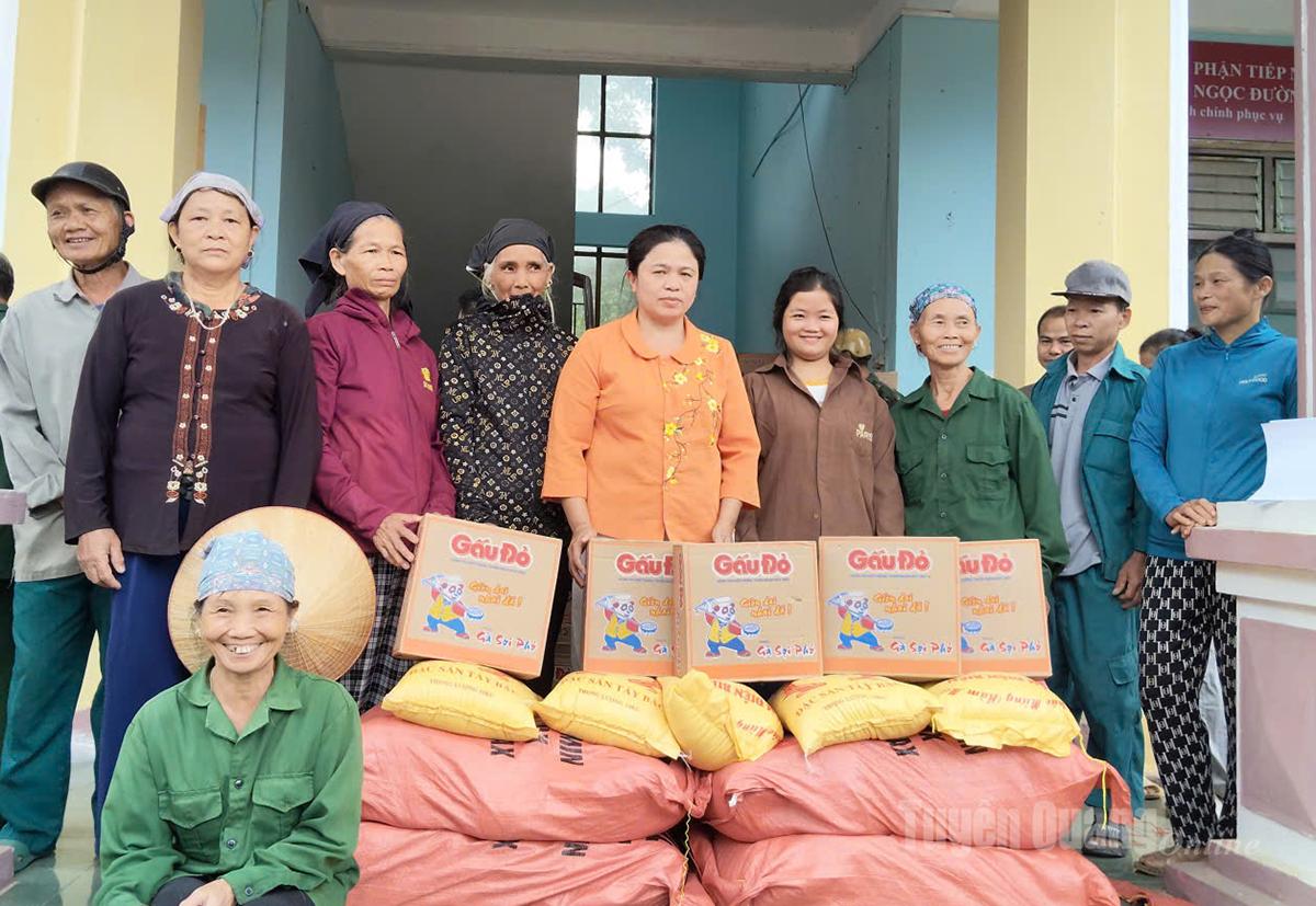 Para pemimpin komune Ngoc Duong, provinsi Tuyen Quang memberikan hadiah kepada warga di desa-desa.