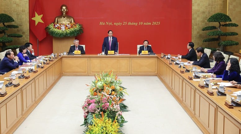 Thủ tướng nhấn mạnh một số nhiệm vụ quan trọng cần tập trung thực hiện: Chuẩn bị các luật, nghị quyết trình Quốc hội; xử lý gần 3.000 dự án tồn đọng, kéo dài; thúc đẩy các dự án đường sắt, điện hạt nhân; thúc đẩy các động lực tăng trưởng; phấn đấu giải ngân 100% kế hoạch đầu tư công... - Ảnh: VGP/Nhật Bắc