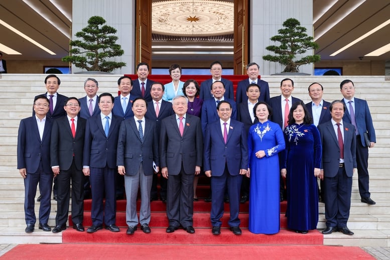 Thủ tướng, các Phó Thủ tướng và các thành viên Chính phủ chụp ảnh lưu niệm tại phiên họp Chính phủ đầu tiên sau khi được kiện toàn các thành viên mới (2 Phó Thủ tướng, 3 Bộ trưởng) - Ảnh: VGP/Nhật Bắc