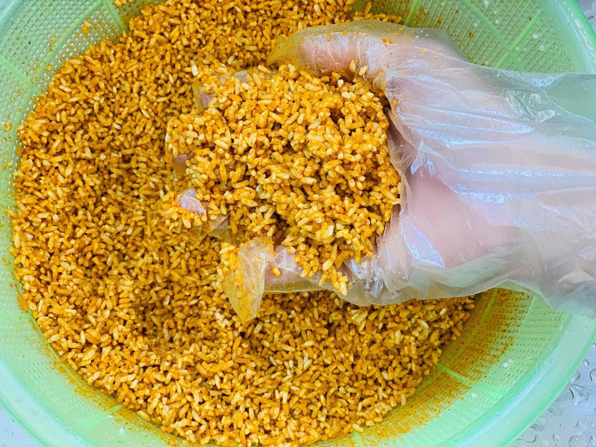 Passos para misturar farinha de arroz com açafrão em pó