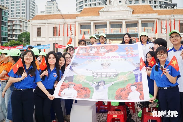 La ronda final de Olympia se celebra en la Plaza 2 de Abril, Nha Trang a pesar de la lluvia - Foto 1. Olympia - Ảnh 1.