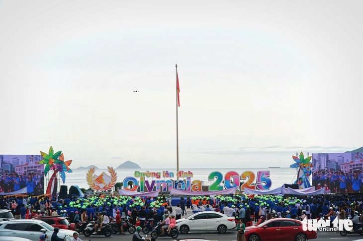 La ronda final de Olympia se celebra en la Plaza 2 de Abril, Nha Trang a pesar de la lluvia - Foto 3. Olympia - Ảnh 2.