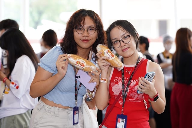631 ổ bánh mì Việt Nam xếp số '25' xác lập kỷ lục thế giới- Ảnh 3.