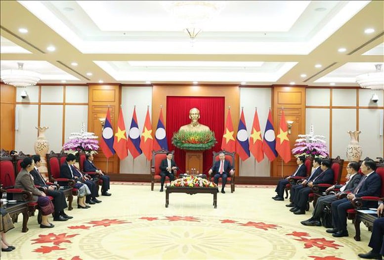 អគ្គលេខាបក្ស To Lam បានទទួលជួបអគ្គលេខាបក្សឡាវ និងជាប្រធានរដ្ឋ Thongloun Sisoulith ក្នុងឱកាសចូលរួមពិធីចុះហត្ថលេខាលើអនុសញ្ញាហាណូយ - រូបថត ៣. Tổng Bí thư Tô Lâm tiếp Tổng Bí thư, Chủ tịch nước Lào Thongloun Sisoulith nhân dịp dự Lễ mở ký Công ước Hà Nội- Ảnh 3.