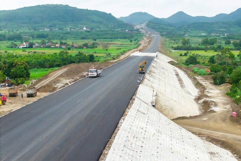 Chấn chỉnh việc thi công tuyến cao tốc Chí Thạnh-Vân Phong - Ảnh 1.