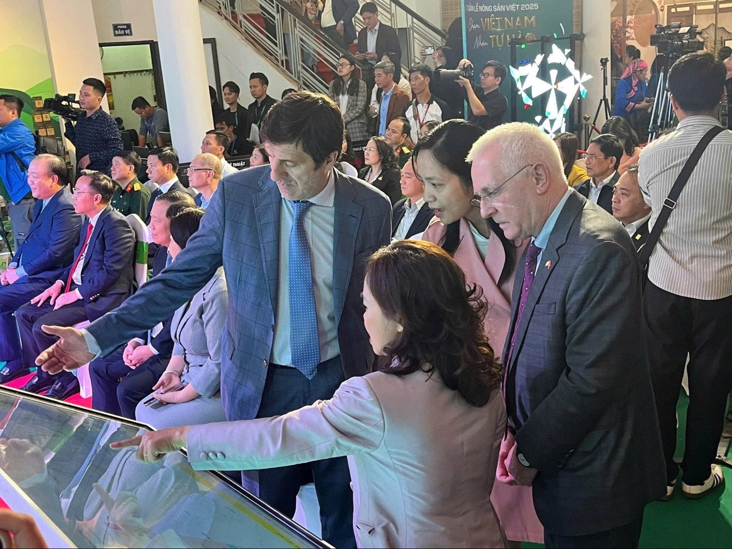 Representanten för industri- och handelsministeriet introducerade besökarna till användningen av Vietnams digitala karta över jordbruksprodukter 2025. (Foto: Phuong Trang/Vietnam+)