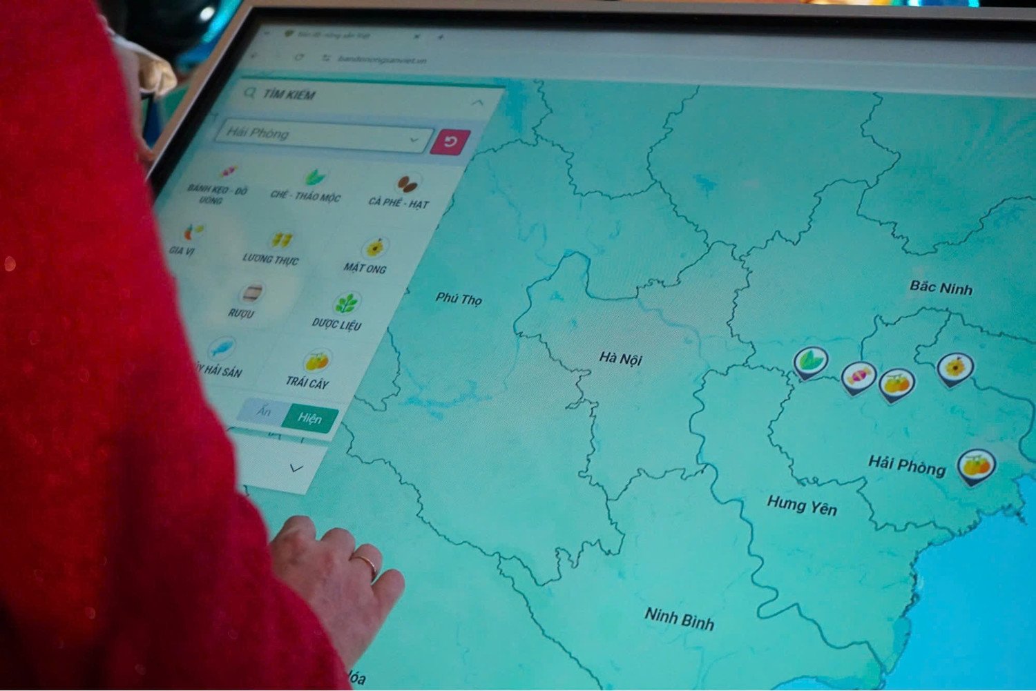 Den digitala kartan hjälper användare att söka efter jordbruksprodukter per provins, vilket ger en bättre förståelse för mångfalden av vietnamesiska jordbruksprodukter. (Foto: Phuong Trang/Vietnam+)