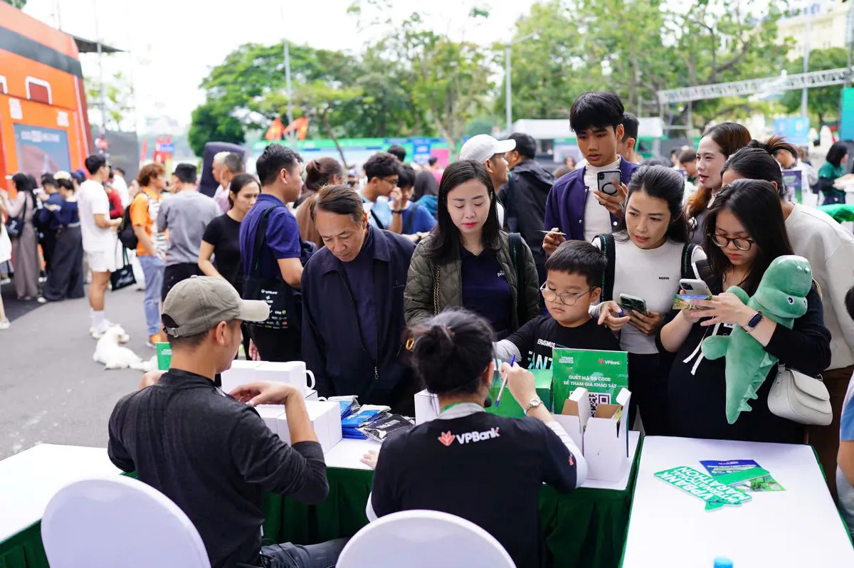 Gian hàng VPBank tại VPIM 2025: sôi động, hào hứng với những trải nghiệm trò chơi công nghệ cao - Ảnh 1.