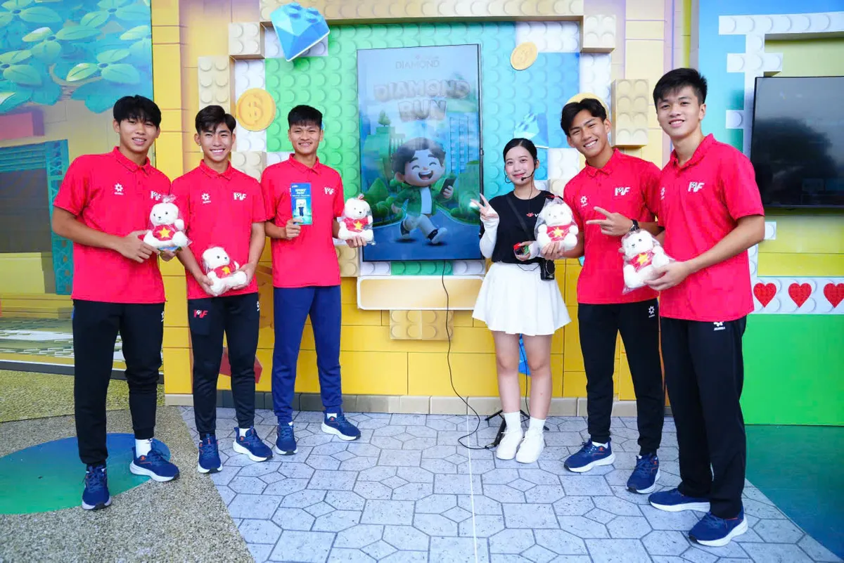 Gian hàng VPBank tại VPIM 2025: sôi động, hào hứng với những trải nghiệm trò chơi công nghệ cao - Ảnh 2.